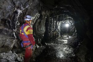 acqua che cola da una frattura della roccia