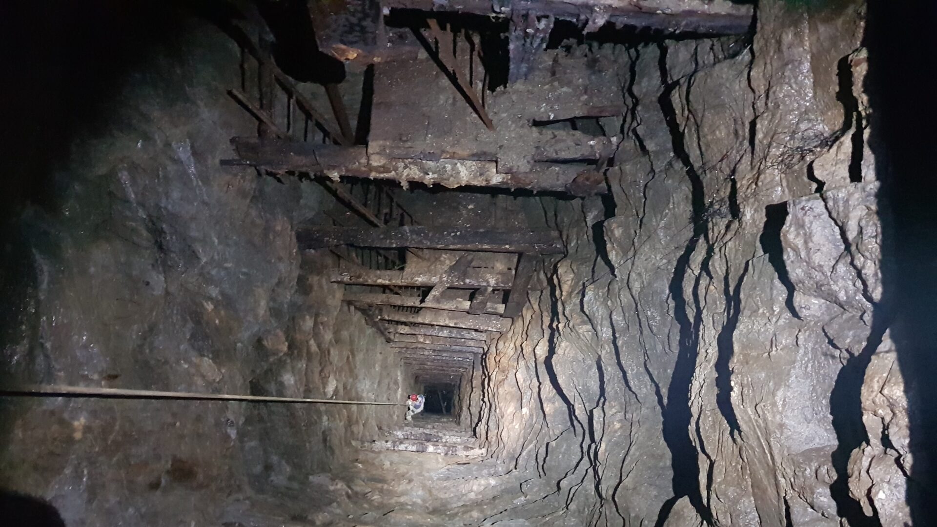 il pozzo profondo 100 metri della miniera abbandonata