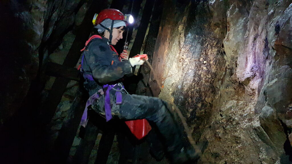 speleologa durante la calata in un pozzo speleologist descending shaft