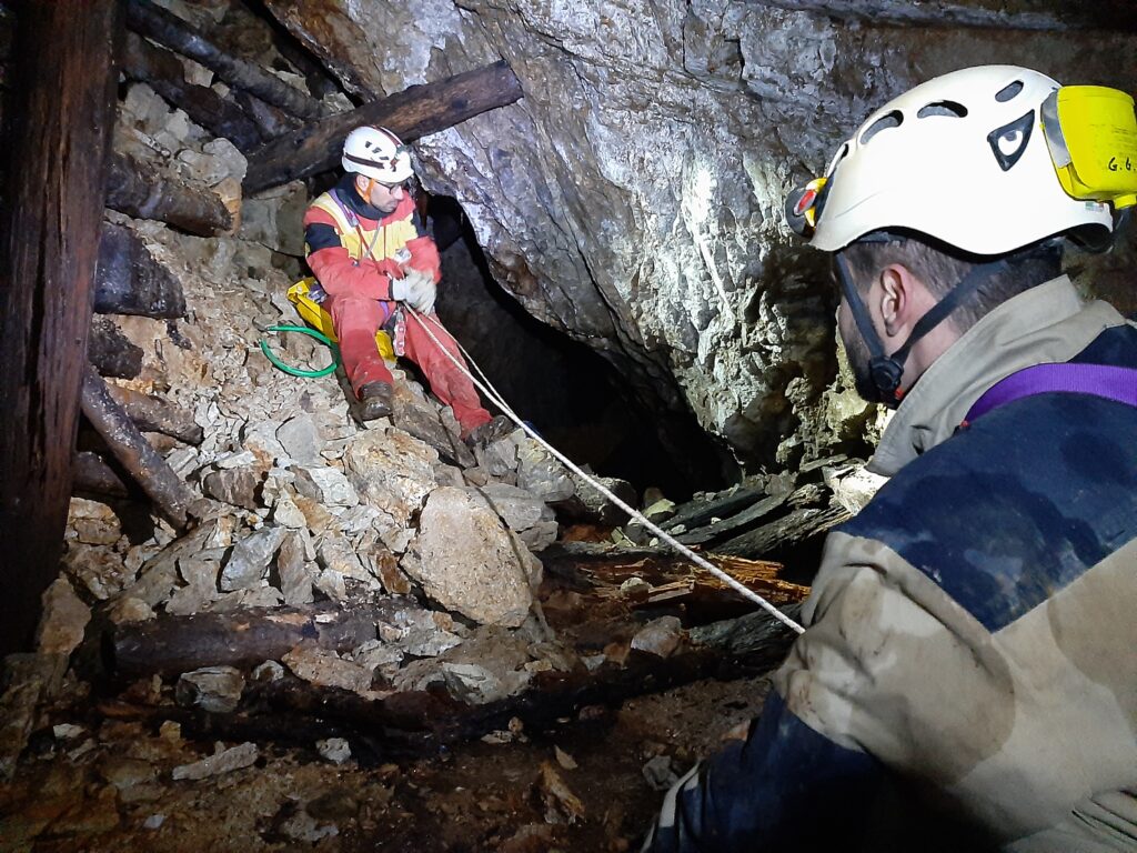 speleologi in esplorazione speleologists