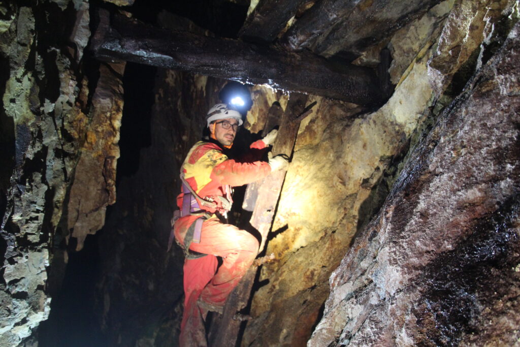 risalita sulla scala in legno