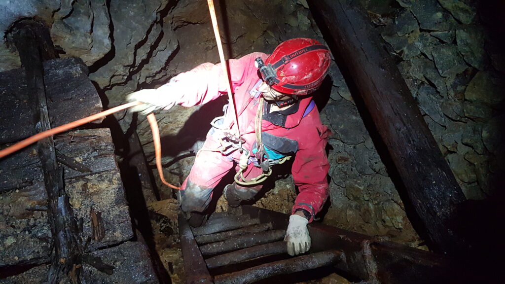 speleologo durante una calata speleologist