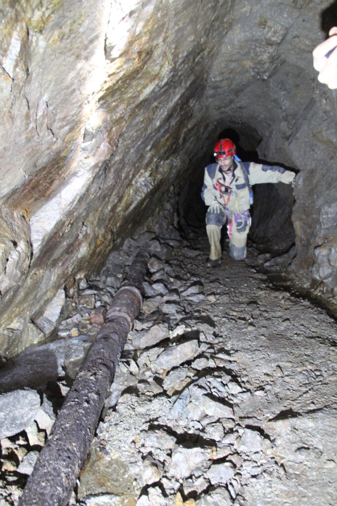 speleologo scopre pompa nella miniera