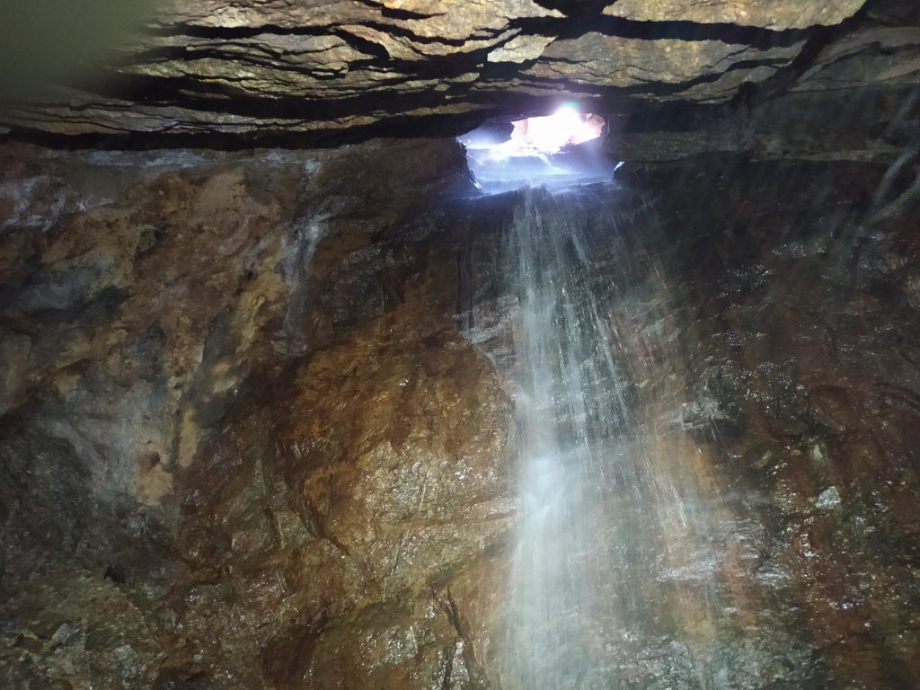 La cascata all'interno della miniera