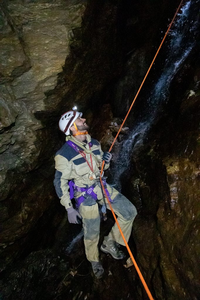 Calata a fianco della cascata